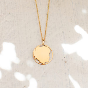 Collar con dije circular de oro amarillo 3 cm (N)