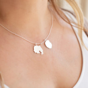 Collar con dos dijes de plata .925 de 2 cm