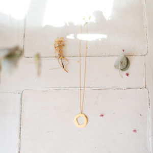 Collar con dije circular Oro amarillo 18k de 2 cm (N)